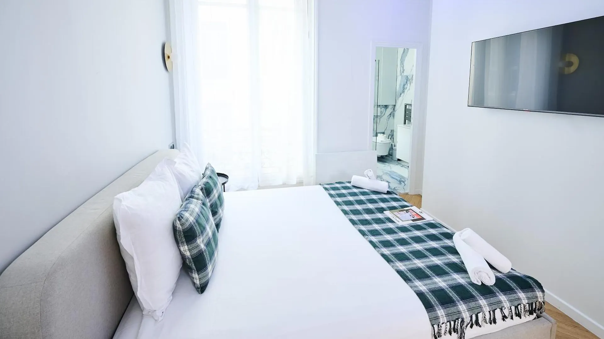 Champs Elysees!montaigne, New Luxurious 6pers Flat *
